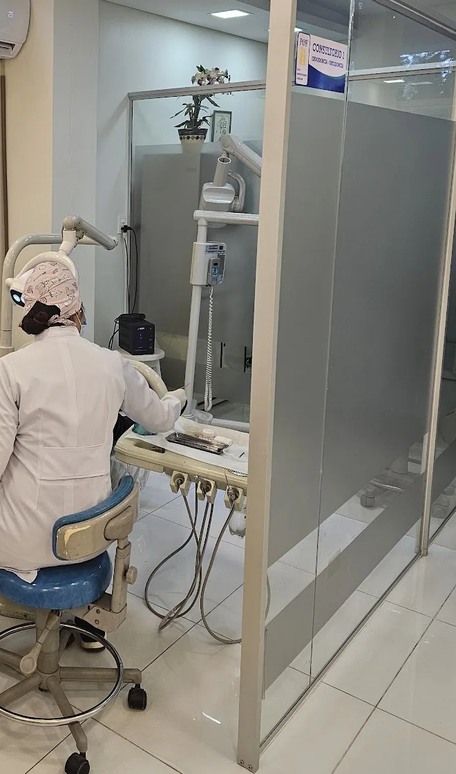 Consultorio de Trinity con equipamiento odontológico y mamparas de vidrio