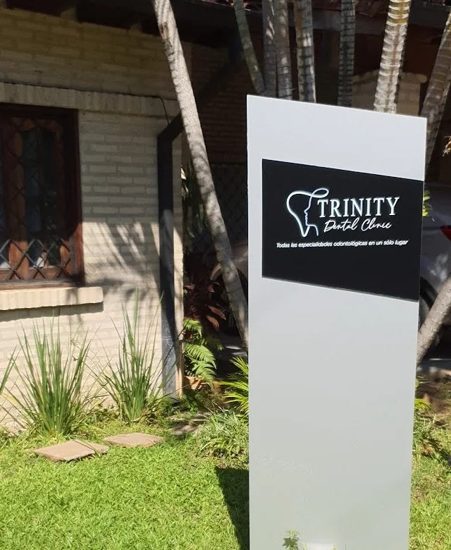 Tótem de Trinity Dental Clinic en la entrada de la clínica